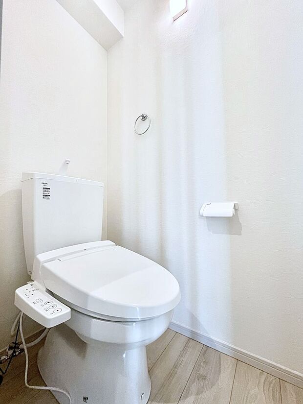 ◆1号棟◆〜Toilet〜　清潔感のある水回り♪トイレはウォシュレット付きです◎トイレは毎日使わざるを得ないもの。いつも清潔を保ちたいですね。トイレが2ヶ所あるので朝の混雑時に便利です！