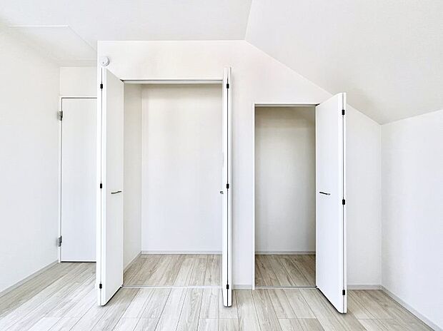 ◆1号棟◆〜Closet〜　壁面クローゼットがあればタンスを置く必要がなく、出っ張りのないスッキリ空間を維持できます。限られたスペースを有効に活用できそう。季節の衣類や趣味の品などたっぷり収納出来ますね♪