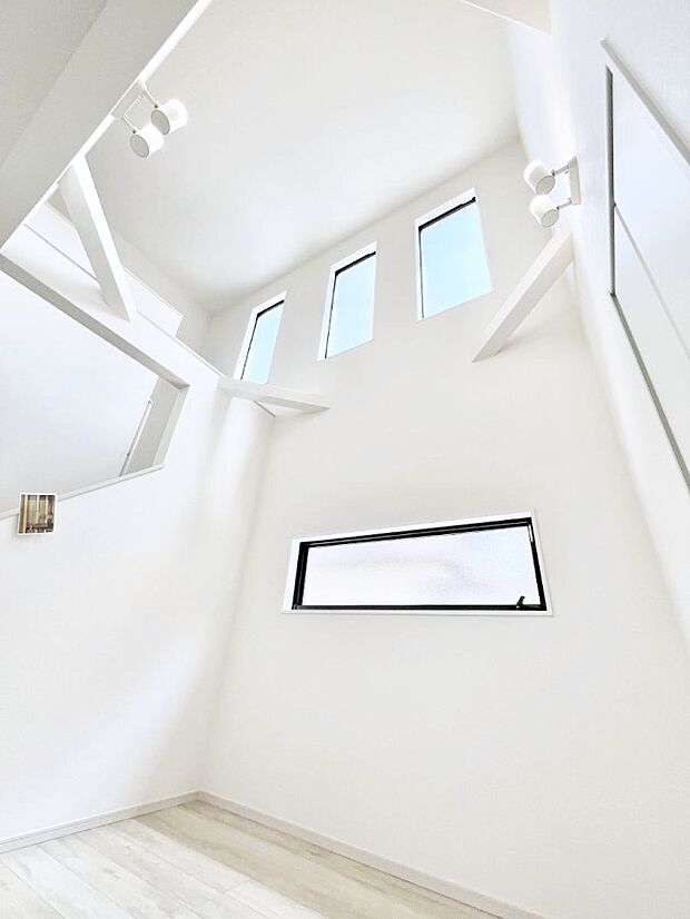 ◆1号棟◆明るい日差しが差し込む吹き抜け設計