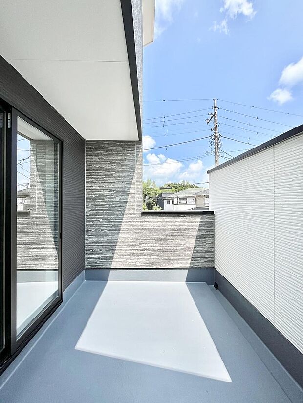 ◆1号棟◆~Balcony~ 南向きのバルコニーの前には雲以外に太陽を遮るものがありません。お洗濯物も乾きやすく、何より明るく気持ちのいい光が入ってきます。家族全員分の洗濯物も一気に干せます。