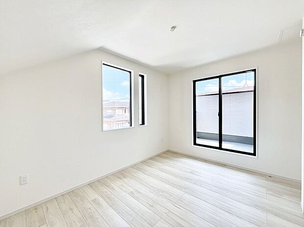 ◆1号棟◆〜Bed Room〜 バルコニーからの採光で朝もスッキリ目が覚めそうですね!穏やかな光が差し込む室内には、穏やかな時間が流れます。落ち着いた空間で自分の趣味を楽しむのはいかがですか。