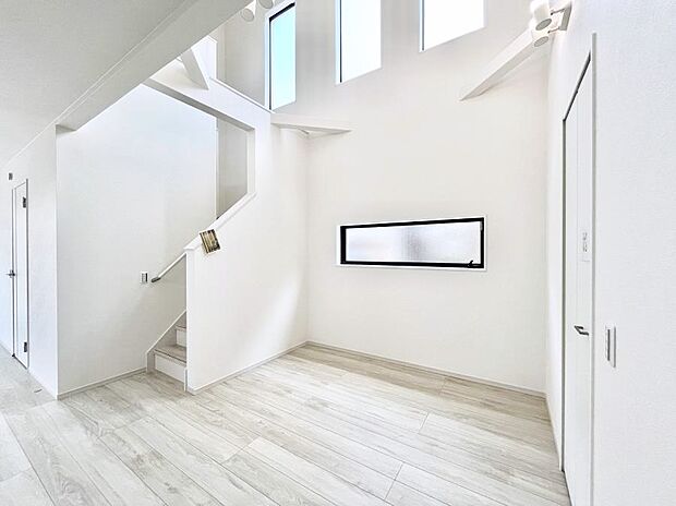 ◆1号棟◆〜Living〜 リビングに階段のある間取りです♪家族のコミュニケーションがスムーズに取れますね♪ゆとりある暮らしと心地よい住環境が紡ぐ贅沢な時間をご家族みんなでお過ごし下さい。