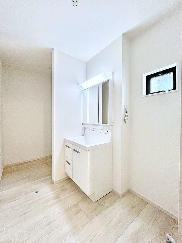 ◆1号棟◆〜Dressing Room〜 暗くなりがちな洗面所も窓があると採光と換気が可能なので気持ちよくお使い頂けます。三面鏡タイプの洗面台は鏡裏収納で散らかりがちな洗面所もスッキリ♪