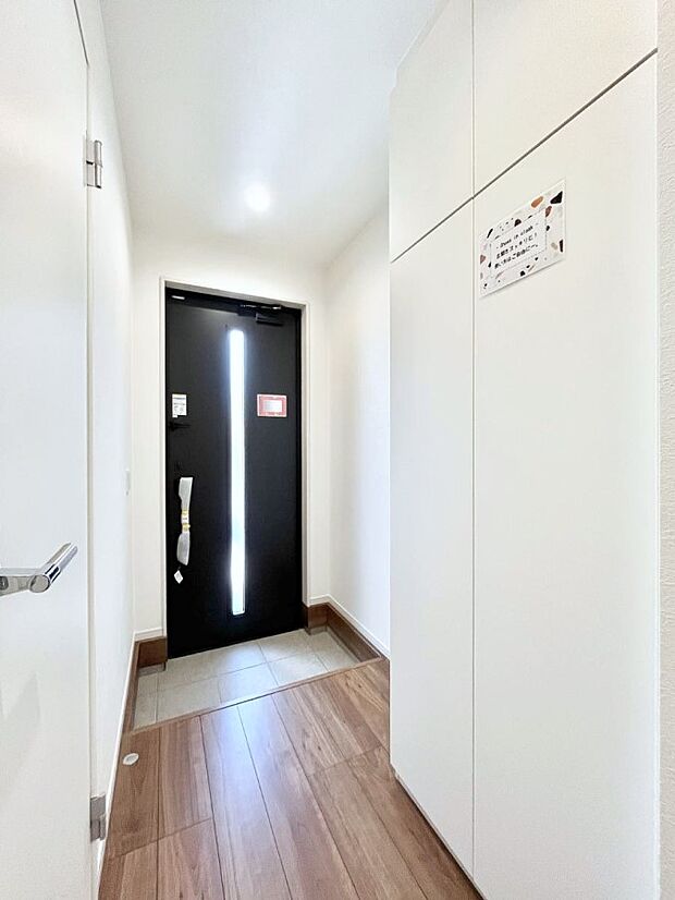 明るい玄関はお客様をお出迎えするのにぴったりです！   