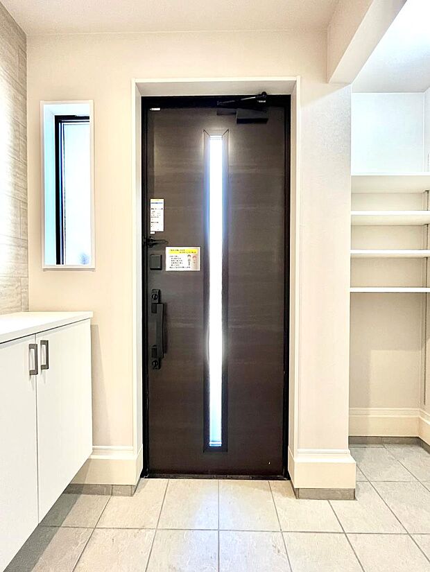 〜Entrance〜 玄関は家の顔といわれますが我が家のセンスをさりげなく感じさせる魅力ある玄関造りも楽しみの一つ。帰宅する度に家族がほっとできる心地よい空間造りも大切ですね♪