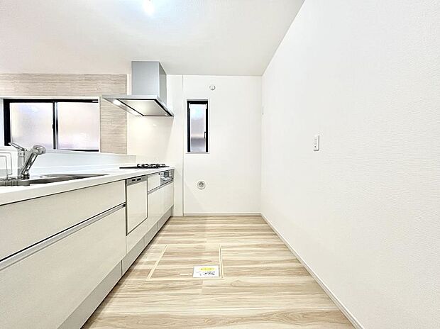 〜Kitchen〜 自然光が入る窓のあるキッチン☆毎日使う場所だからこそ、使い勝手を考慮しました。ゆったりとしたキッチンコーナーは質感豊かな仕上がりとなっております。