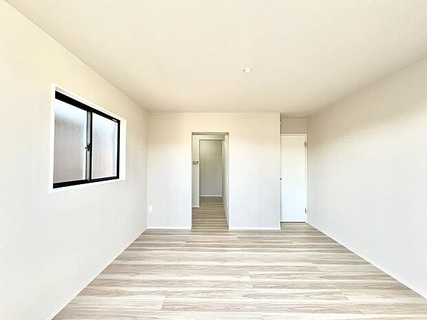 〜Bed Room〜 「今日も一日お疲れ様」とご夫婦でゆったりくつろげる寝室。毎日の家事やお仕事に疲れた日はフカフカのベットで癒されてください。テレビや本棚をおいても快適な広さが自慢♪