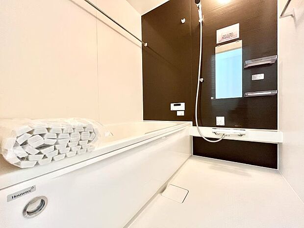 〜Bath Room〜 ゆったりと足を伸ばして入浴することが可能!一日の疲れを癒す貴重なバスタイムです。お子様とご一緒でも十分な広さなので、リビングとは違った家族団欒のひと時をお楽しみいただけます。