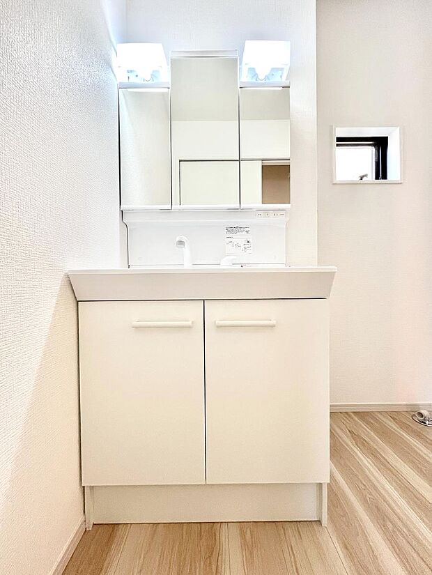 〜Dressing Room〜清潔感溢れる色合いで統一されていると、スッキリと整った印象をうけます。鏡の裏にはたっぷりと収納スペースを標準装備! 水廻りは、シンプルかつ機能性を重視して。
