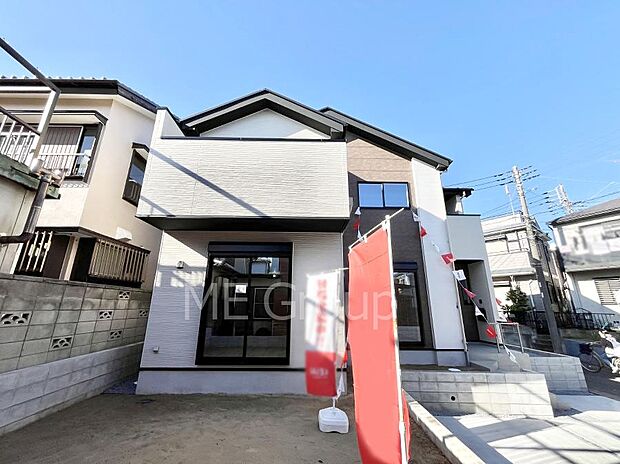 〜Exterior〜 角地により陽当り・風通し良好です。一戸建ての大きなメリットは、自分達の「土地」を「自由に」使える事です。ガーデニングやDIY,車やバイクの趣味など様々な用途で利用できます。