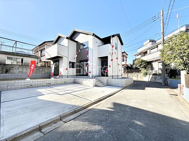 〜Exterior〜　前面道路：北東 4m 私道、北西 4m 私道　低層の一戸建てを中心とした街並みが整然と続き、周辺は高い建物が建っていないので、緑の多い閑静な趣を感じる環境です。  