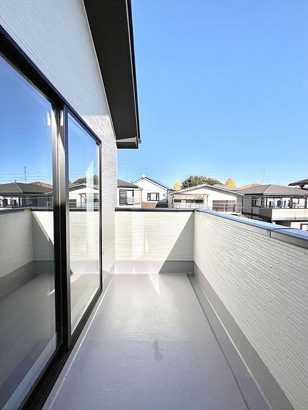 〜Balcony〜バルコニーは温かい陽がさしこみ、お布団や洗濯物を気持ちよく干すことができます。 使いやすく開放的なバルコニーです♪陽ざしがたっぷり降り注ぐ、バルコニー付き住まい。