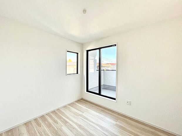 〜Bed Room〜 2面採光を確保した明るい室内は、風通しも良く、大変居心地の良い空間となっております。爽やかな風を感じて起きる朝は、快適生活の始まりに!日当たりや通風がとても良い住まい♪