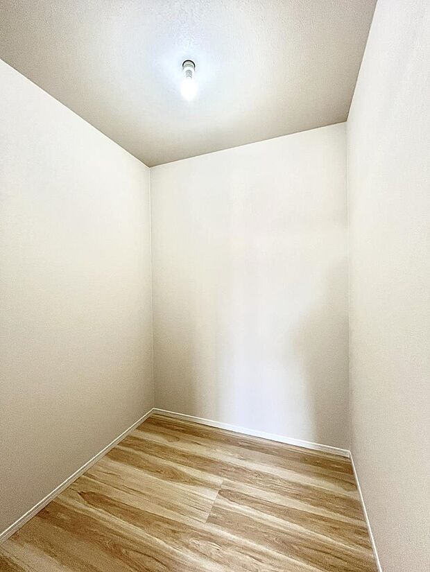 〜Walk-in Closet〜　必要なものやコーディネートを一覧して確認でき、身支度や準備が短時間で済むウォークインクローゼットを設置しました。家の中をすっきりとさせる便利な収納スペースです。