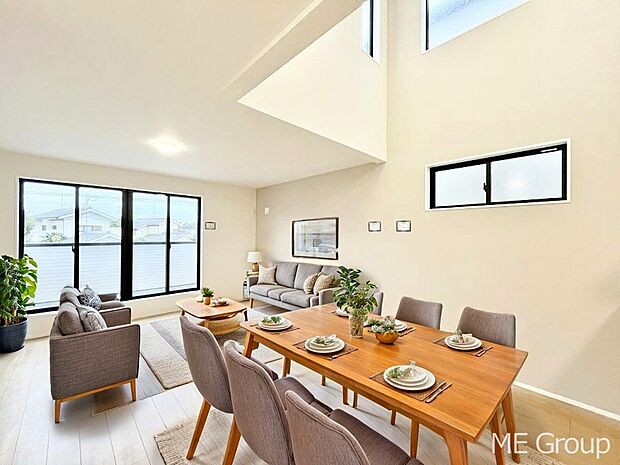 〜Living〜　家族の会話や笑顔が行き交うリビングです。子供が走ってる姿を見ながら、大きなソファやダイニングテーブルでゆったり食事をしたりくつろぎたい♪そんな夢が叶えられる空間です！※家具はCGです