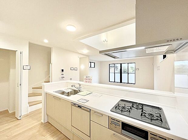 カウンター越しに楽しいおしゃべり。いつものお料理がもっと美味しくなりそうですね。