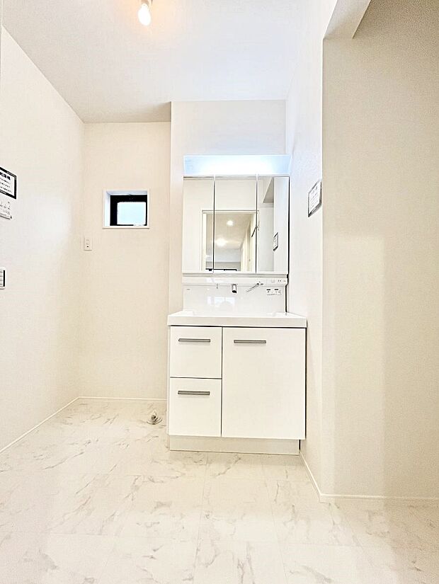 〜Dressing Room〜　十分な大きさの洗面台は収納もさる事ながら、身だしなみチェックや歯磨きなど、朝の慌ただしい時間でもホテルライクなスペースで余裕とゆとりを感じて頂けます。