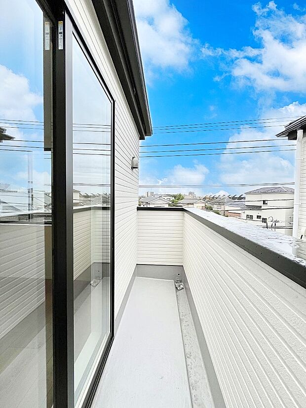〜Balcony〜バルコニーは温かい陽がさしこみ、お布団や洗濯物を気持ちよく干すことができます。  使いやすく開放的なバルコニーです♪陽ざしがたっぷり降り注ぐ、バルコニー付き住まい。  