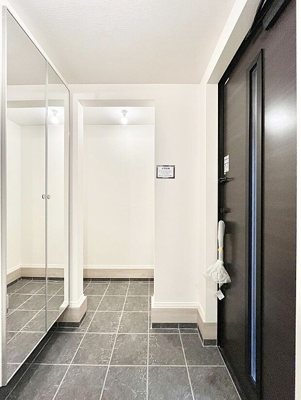 ◆2号棟◆〜Entrance〜　下駄箱ミラー付なので、お出かけ前の身だしなみチェックに◎玄関はお客様をお出迎えする一番最初の場所、帰ってくる時に入る最初の場所。そんな場所だからこそ、より良い空間に…♪