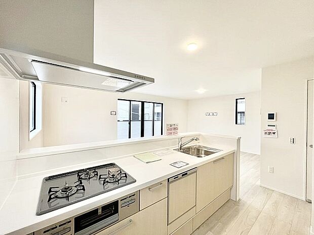 ◆2号棟◆〜Kitchen〜　「さぁ今日は何を作ろう」こんなキッチンなら思いっきり料理ができちゃいます。キッチンからはリビングが一望できます。家族がつながるお家がここにございます。