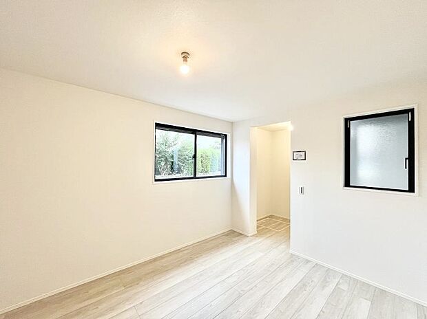 ◆2号棟◆〜Bed Room〜　「今日も一日お疲れ様」とご夫婦でゆったりくつろげる寝室。毎日の家事やお仕事に疲れた日はフカフカのベットで癒されてください。テレビや本棚をおいても快適な広さが自慢♪