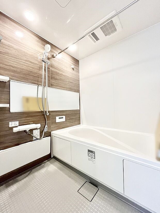 ◆2号棟◆〜Bath Room〜  広々とした雰囲気の良いバスルーム。  お子様と一緒にお風呂に入る楽しみ、思い出の一ページが刻まれる大切な瞬間。  日々の疲れをリフレッシュできそうです。