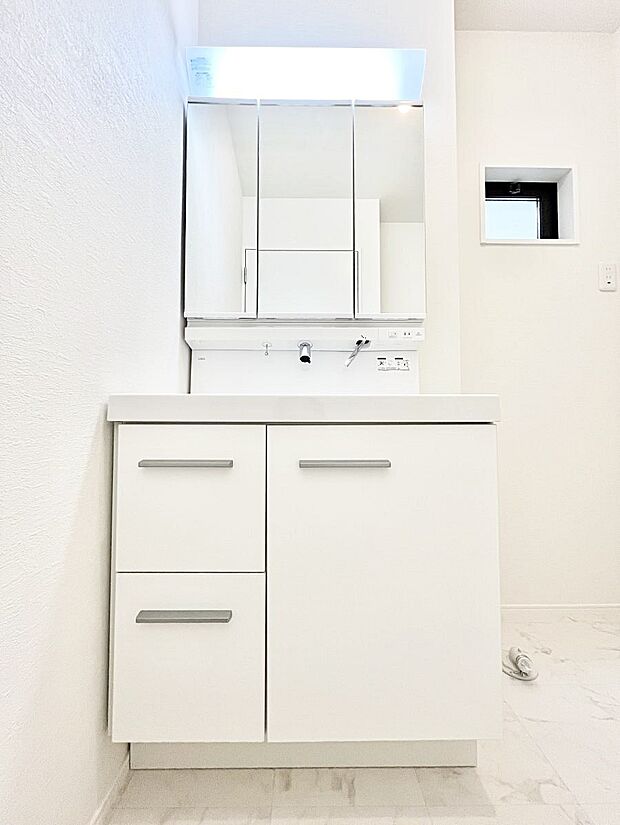 ◆2号棟◆〜Dressing Room〜  清潔感溢れる色合いで統一されていると、スッキリと整った印象をうけます。鏡の裏にはたっぷりと収納スペースを標準装備！水廻りは、シンプルかつ機能性を重視して。