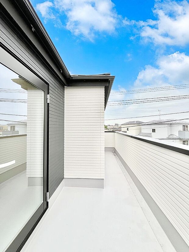 ◆2号棟◆〜Balcony〜　大きな空に囲まれた気持ちのいい家。バルコニーを覗くだけで圧倒的な開放感に包まれます。バルコニーは陽がさしこみお布団や洗濯物を気持ちよく干すことができます。