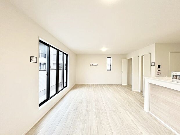 ◆2号棟◆〜Living〜　飽きの来ないシンプルでおしゃれなLDK。大きな窓から日差しが差し込むので室内も明るく、家族の憩いの場としてピッタリです。開放感と日当たりの良さを是非ご覧ください！