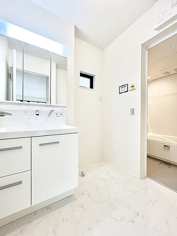 ◆2号棟◆〜Dressing Room〜　暗くなりがちな洗面所も窓があると採光と換気が可能なので気持ちよくお使い頂けます。三面鏡タイプの洗面台は鏡裏収納で散らかりがちな洗面所もスッキリ♪