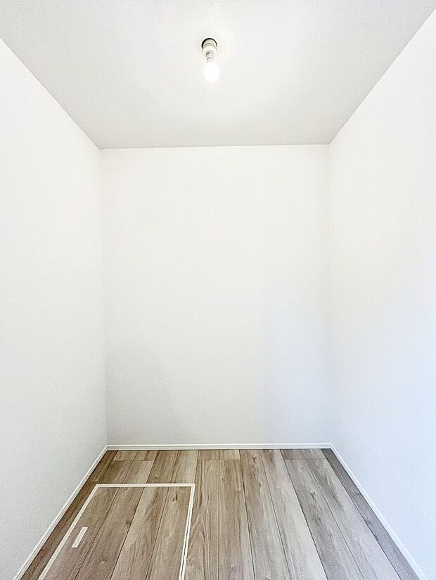 ◆2号棟◆〜Walk-in Closet〜　たくさんの洋服をかけてもシワになりにくいウォークインクローゼット。洋服以外にも、普段使わない家電やスーツケース、ストック品など何でも片付く嬉しい空間です。