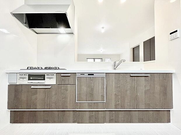 ◆1号棟◆〜Kitchen〜  リビングが見渡せるカウンターキッチン。  料理をしながら家族とコミュニケーションをとれるだけでなく、大きな開放感も得ることができます。 