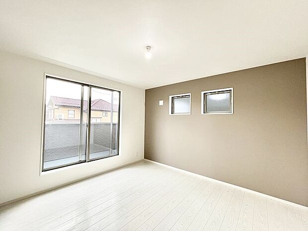 ◆1号棟◆〜Bed Room〜　「今日も一日お疲れ様」とご夫婦でゆったりくつろげる寝室。毎日の家事やお仕事に疲れた日はフカフカのベットで癒されてください。テレビや本棚をおいても快適な広さが自慢♪