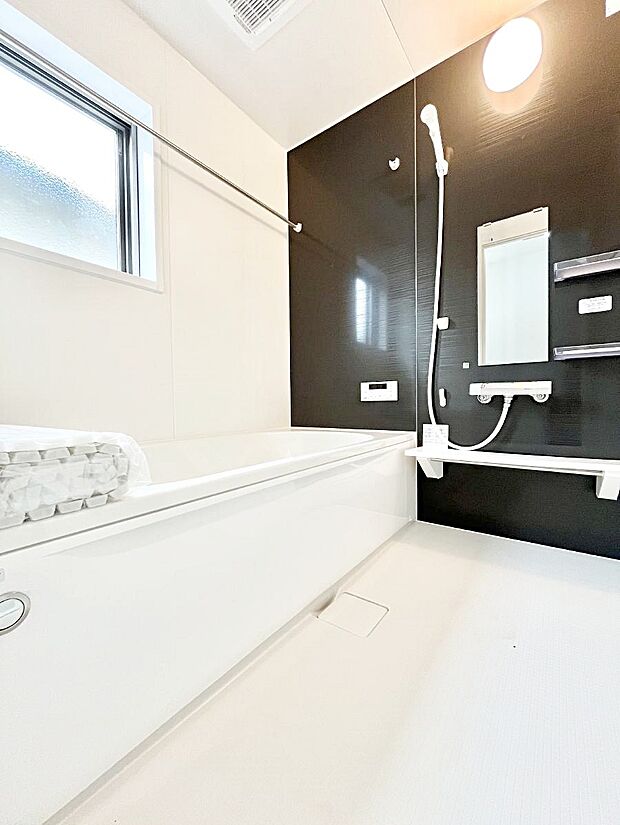 ◆1号棟◆〜Bath Room〜　窓付きのバスルームは、採光もあり明るく気持ちの良い空間です。窓があることで、換気環境も良好。ゆったり寛げるバスルームで、毎日のバスタイムが楽しみになりそうです。
