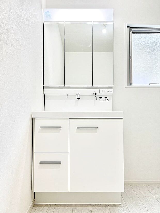 ◆1号棟◆〜Dressing Room〜  清潔感溢れる色合いで統一されていると、スッキリと整った印象をうけます。  鏡の裏にはたっぷりと収納スペースを標準装備！ 