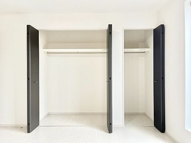 ◆1号棟◆〜Closet〜　壁面クローゼットがあればタンスを置く必要がなく、出っ張りのないスッキリ空間を維持できます。限られたスペースを有効に活用できそう。衣類や趣味の品などたっぷり収納出来ますね♪