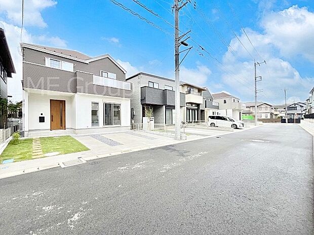 前面道路： 北東 8m 公道、南西 6m 公道  前面道路は閑静な住宅地をはしる車通りの少ない道路。  駐車の出し入れもらくらくです！ご不明点・現地見学のご希望は、お気軽にお問い合わせください！