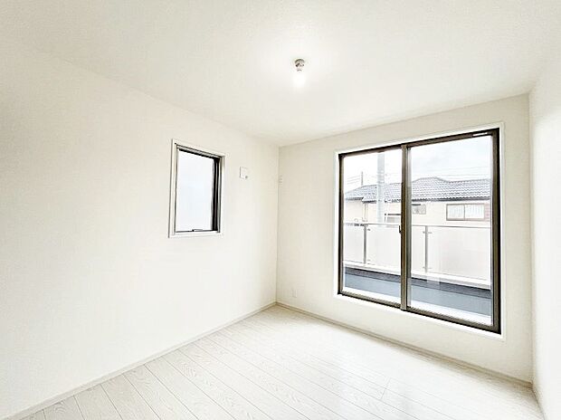 ◆1号棟◆〜Bed Room〜　バルコニーからの採光で朝もスッキリ目が覚めそうですね！穏やかな光が差し込む室内には、穏やかな時間が流れます。落ち着いた空間で自分の趣味を楽しむのはいかがですか。