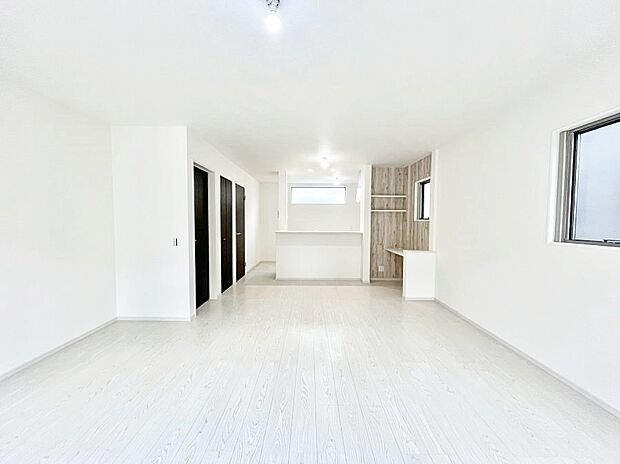 ◆1号棟◆〜Living〜　豊かな陽光がこの場所を照らしだす。光溢れるこの空間はみんなの笑顔が集う場所、時を忘れ、つきることのないたわいもない会話を楽しむ時間、たくさんの思いが綴られる場所。