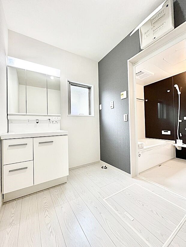 ◆1号棟◆〜Dressing Room〜　暗くなりがちな洗面所も窓があると採光と換気が可能なので気持ちよくお使い頂けます。三面鏡タイプの洗面台は鏡裏収納で散らかりがちな洗面所もスッキリ♪