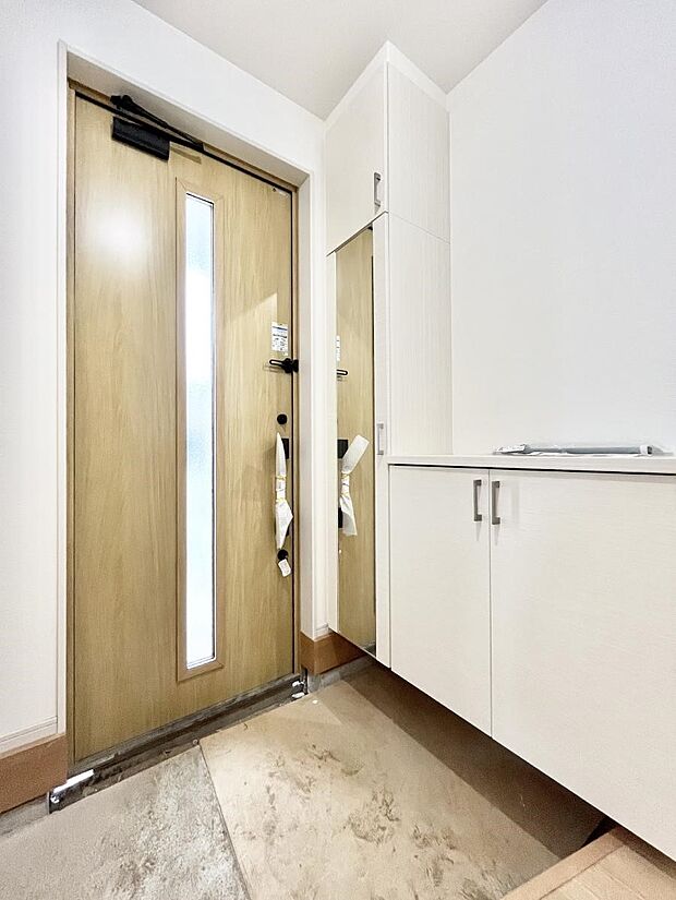 ◆2号棟◆〜Entrance〜　家の中でお客様を迎える最初の場所である玄関は、家の印象そのものです！豊富な玄関収納で、常に綺麗に保つことが出来ます♪玄関にはたっぷり収納の下駄箱を完備！