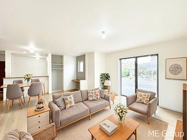 ◆2号棟◆~Living~ 家族の食事や団らんのほか、子どもを遊ばせたり、友人を招いたりするLDKは住まいの中心。長時間過ごす場所だから、その空間は住まい全体の居心地を左右します。※家具はCGです