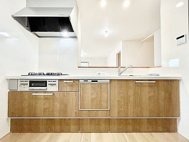 ◆2号棟◆~Kitchen~ 会話が弾むリビング、料理が愉しくなるキッチン。家は、ただ生活する場ではなく、暮らしを愉しく、快適にする場所。笑顔の毎日、安らぎの日々のために、最新の設備・仕様を採用。