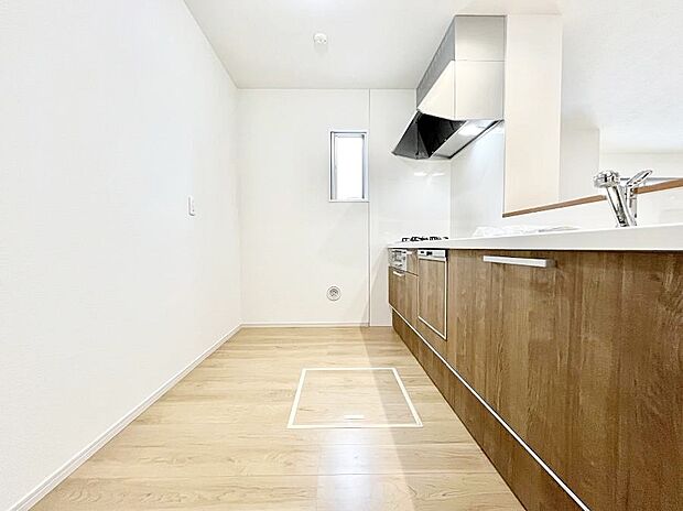 爽やかな風が通り抜けるキッチン。窓があるので明るく換気にも役立ちます。