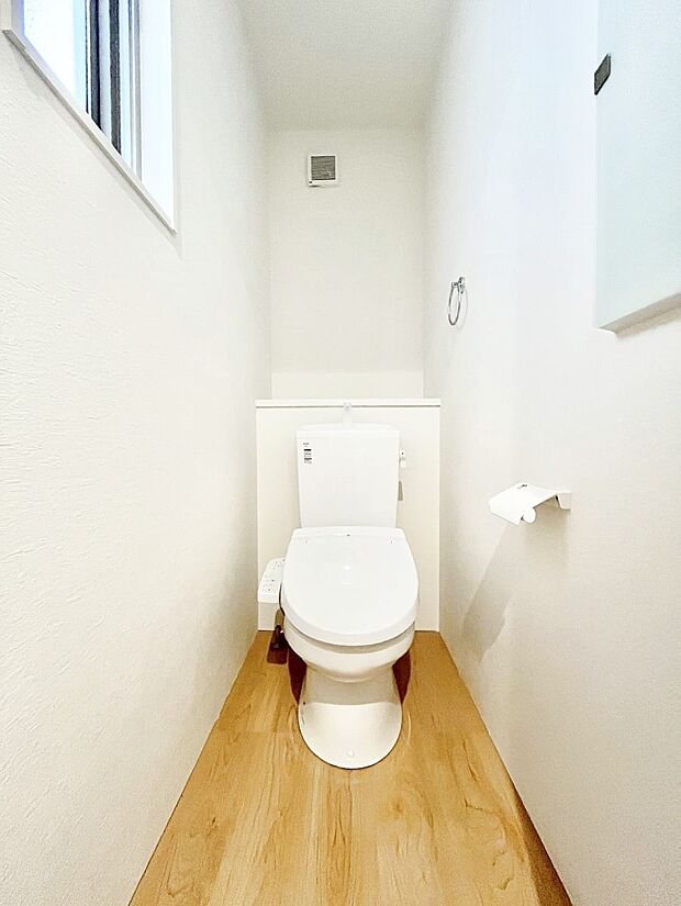 ◆2号棟◆~Toilet~ 綺麗・スッキリ・快適なウォシュレット付トイレでくつろげる空間です。採光もあり明るく、快適空間となっております♪毎日使う場所だからこその配慮です!