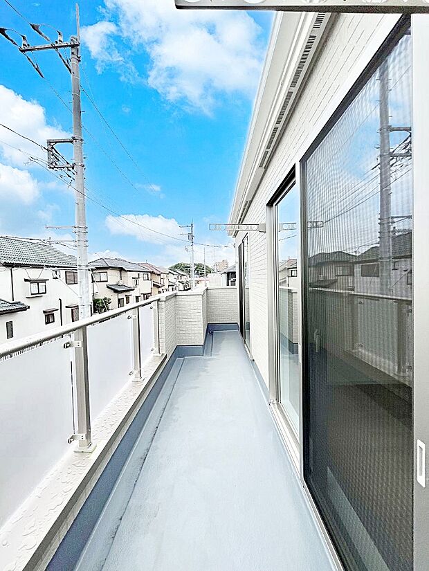 ◆2号棟◆~Balcony~ 南向きのバルコニーの前には雲以外に太陽を遮るものがありません。お洗濯物も乾きやすく、何より明るく気持ちのいい光が入ってきます。家族全員分の洗濯物も一気に干せます。