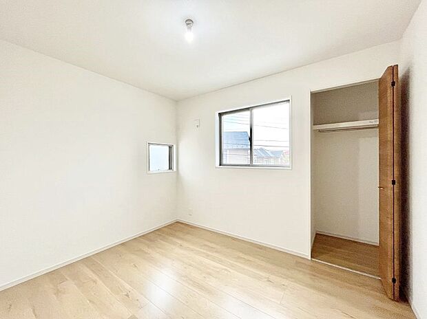 ◆2号棟◆~Bed Room~ 全居室には収納クローゼットを完備!普段使いのお洋服や小物はもちろん、季節物のお洋服などもしっかりと整理整頓おしまい頂けます。 居室空間を広く使用できますね。