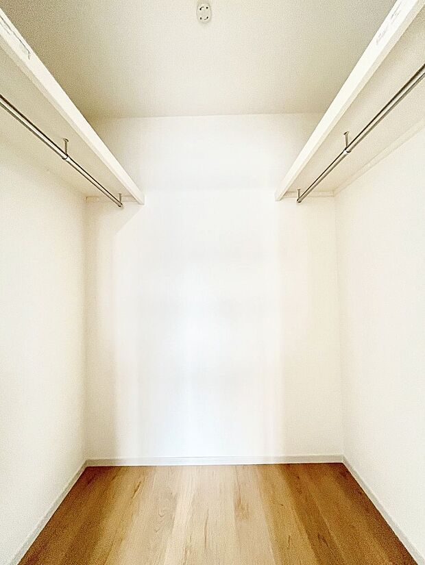 ◆2号棟◆~Walk-in Closet~ たくさんの洋服をかけてもシワになりにくいウォークインクローゼット。洋服以外にも、普段使わない家電やスーツケース、ストック品など何でも片付く嬉しい空間です。