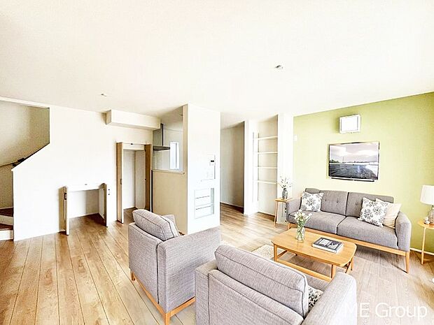 ◆4号棟◆~Living~ リビングに階段のある間取り♪家族のコミュニケーションがスムーズに取れますね♪ゆとりある暮らしと心地よい住環境が紡ぐ贅沢な時間をご家族みんなでお過ごし下さい。※家具はCGです