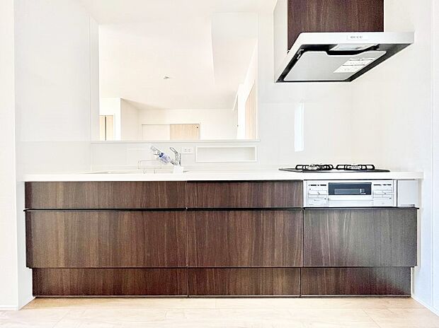 ◆4号棟◆〜Kitchen〜　広くて使いやすいキッチンなら家族でいっしょに料理をつくったり、後片付けも手間なくできちゃいます♪収納もたっぷりあるので、いつもすっきりと清潔な印象を保てます。